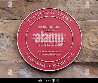 Il trasporto di fiducia patrimonio rosso di placca Skerne Bridge, Stockton & Darlington Railway, Darlington, County Durham, Inghilterra, Regno Unito. Foto Stock
