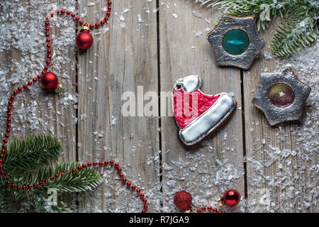 Il Natale di zenzero biscotti di pane vecchio legno sfondo tabella per grafica e web design, moderno semplice concetto di internet. Trendy per il design del sito web o mobile app. Foto Stock