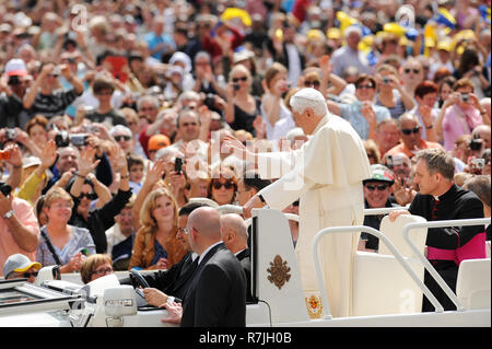 Papa Benedetto XVI con il Cappellano di Sua Santità e la sua principale segretario privato Georg Ganswein durante ogni udienza generale del mercoledì su SAN Foto Stock