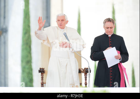 Papa Benedetto XVI con il Cappellano di Sua Santità e la sua principale segretario privato Georg Ganswein durante ogni udienza generale del mercoledì su SAN Foto Stock
