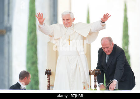 Papa Benedetto XVI durante il ogni udienza generale del mercoledì in Piazza San Pietro, nella parte anteriore del rinascimento italiano papale Basilica Maggiore di S Foto Stock