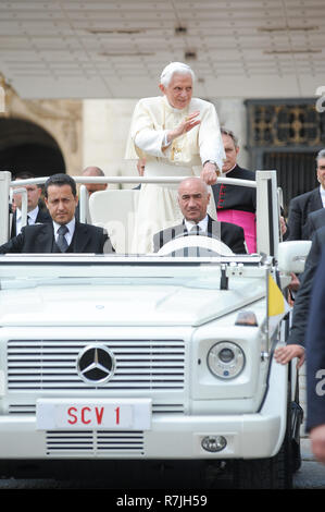 Paolo Gabriele, maggiordomo personale di Benedetto XVI, Papa Benedetto XVI con il Cappellano di Sua Santità e la sua principale segretario privato Georg Ganswein in Foto Stock