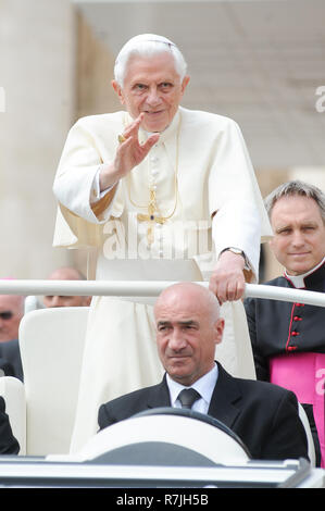 Papa Benedetto XVI con il Cappellano di sua Santità e il suo principale Segretario privato Georg Ganswin in Foto Stock
