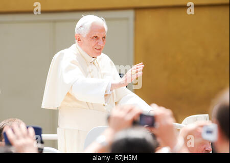 Papa Benedetto XVI durante il ogni udienza generale del mercoledì in Piazza San Pietro, nella parte anteriore del rinascimento italiano papale Basilica Maggiore di S Foto Stock