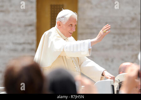 Papa Benedetto XVI durante il ogni udienza generale del mercoledì in Piazza San Pietro, nella parte anteriore del rinascimento italiano papale Basilica Maggiore di S Foto Stock