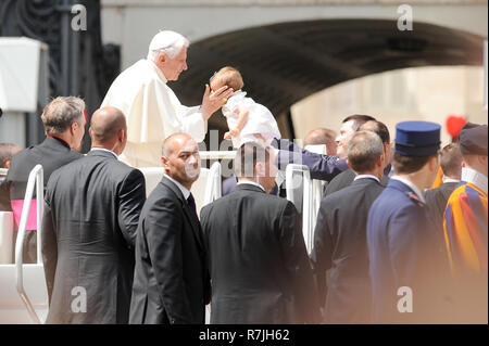 Papa Benedetto XVI durante il ogni udienza generale del mercoledì in Piazza San Pietro, nella parte anteriore del rinascimento italiano papale Basilica Maggiore di S Foto Stock