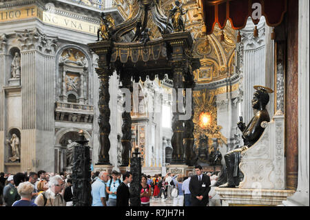 Statua bronzea di San Pietro (San Pietro in trono) da Arnoldo di Cambio, barocco altare papale e il Baldacchino da Gianlorenzo Bernini, Barocco Cattedr Foto Stock