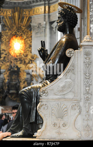 Statua bronzea di San Pietro (San Pietro in trono) da Arnoldo di Cambio, barocco altare papale e il Baldacchino da Gianlorenzo Bernini, Barocco Cattedr Foto Stock