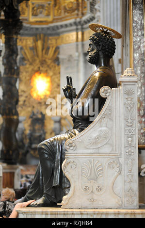 Statua bronzea di San Pietro (San Pietro in trono) da Arnoldo di Cambio, barocco altare papale e il Baldacchino da Gianlorenzo Bernini, Barocco Cattedr Foto Stock