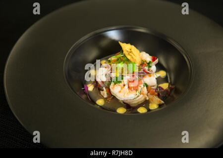 Gamberetti, sushi, piatti in vendita., presentazione Presentacion de sushi comida saludable Foto Stock