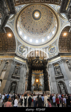 Cupola di Michelangelo, barocco altare papale e il Baldacchino da Gianlorenzo Bernini e il Barocco Cattedra di San Pietro (cattedra di San Pietro o il trono di Sa Foto Stock