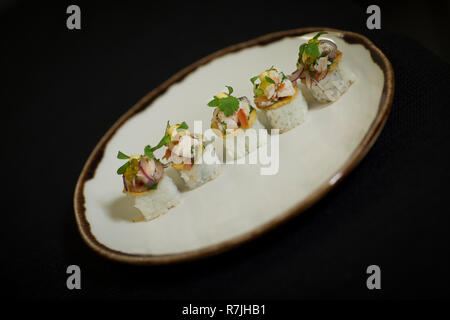 Gamberetti, sushi, piatti in vendita., presentazione Presentacion de sushi comida saludable Foto Stock