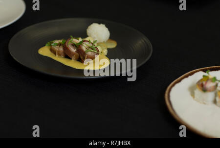 Gamberetti, sushi, piatti in vendita., presentazione Presentacion de sushi comida saludable Foto Stock