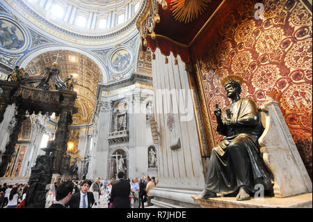 Statua bronzea di San Pietro (San Pietro in trono) da Arnoldo di Cambio, barocco altare papale e il Baldacchino da Gianlorenzo Bernini, Barocco Cattedr Foto Stock