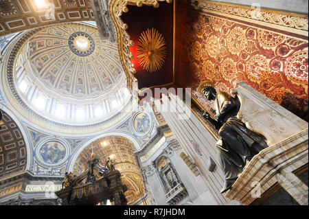 Michelangelo cupola, statua bronzea di San Pietro (San Pietro in trono) da Arnoldo di Cambio, barocco altare papale e il Baldacchino da Gianlorenzo Berni Foto Stock