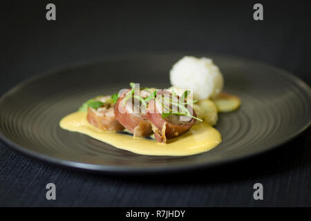 Gamberetti, sushi, piatti in vendita., presentazione Presentacion de sushi comida saludable Foto Stock