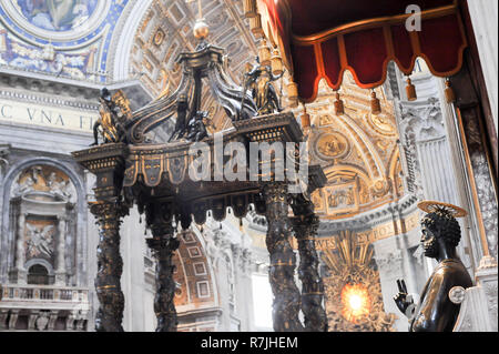 Statua bronzea di San Pietro (San Pietro in trono) da Arnoldo di Cambio, barocco altare papale e il Baldacchino da Gianlorenzo Bernini, Barocco Cattedr Foto Stock