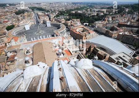 Gian Lorenzo Bernini sul colonnato di Piazza San Pietro, Gesù Cristo e i dodici Apostoli statue di Carlo Maderno facciata del Rinascimento italiano Papale B Foto Stock