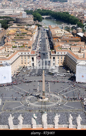 Gian Lorenzo Bernini sul colonnato di Piazza San Pietro, Gesù Cristo e i dodici Apostoli statue di Carlo Maderno facciata del Rinascimento italiano Papale B Foto Stock