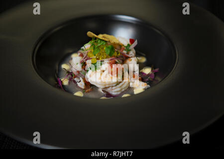 Gamberetti, sushi, piatti in vendita., presentazione Presentacion de sushi comida saludable Foto Stock