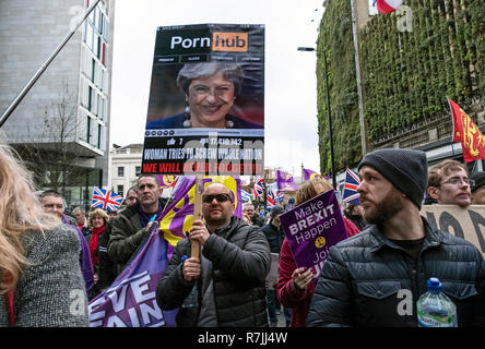 Londra dic 9 2018. Anti UE, Pro Brexit tradimento sostenitori decend su Londra e marzo attraverso il centro di Londra per i rally organizzato da UKIP leader Gerard Batton e Tommy Robinson (Steven Yaxley-Lennon) foto Janine Wiedel Foto Stock