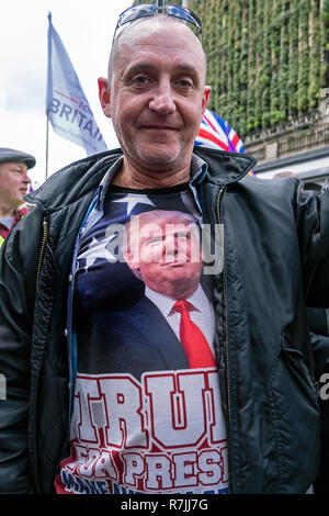 Londra dic 9 2018. Anti UE, Pro Brexit tradimento sostenitori decend su Londra e marzo attraverso il centro di Londra per i rally organizzato da UKIP leader Gerard Batton e Tommy Robinson (Steven Yaxley-Lennon) foto Janine Wiedel Foto Stock