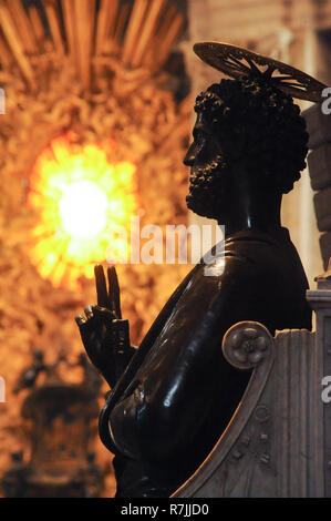 Statua bronzea di San Pietro (San Pietro in trono) da Arnoldo di Cambio nel Rinascimento italiano papale Basilica Maggiore di San Pietro in Vaticano (P Foto Stock