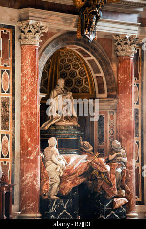 Tomba di Papa Alessandro VII da Gian Lorenzo Bernini nel Rinascimento italiano papale Basilica Maggiore di San Pietro in Vaticano (Basilica Papale di San Pe Foto Stock