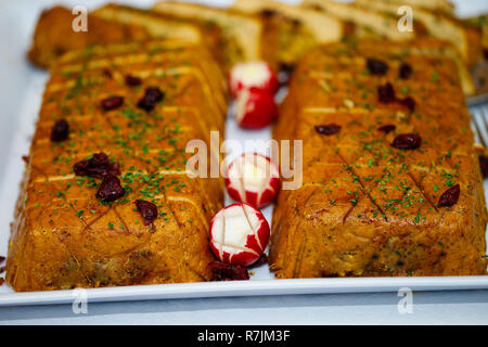 Vegano ripiene focaccia guarnita con mirtillo palustre e ravanelli, tofu farcito Turchia Foto Stock