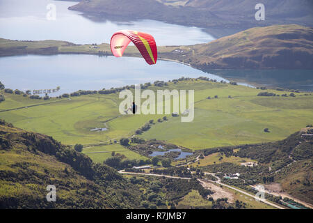 Solo parapendio sopra il lago Wanaka, Nuova Zelanda Foto Stock