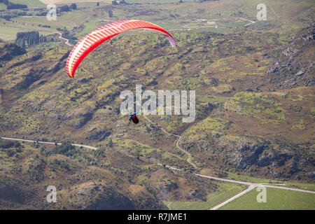 Solo parapendio sopra il lago Wanaka, Nuova Zelanda Foto Stock