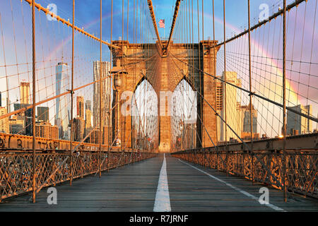 New York, il ponte di Brooklyn con rainbow Foto Stock