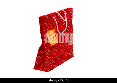 Borsa regalo con forma di cuore messaggio, scritto a mano. Red polka dot sacchetto di carta isolato su sfondo bianco. Foto Stock
