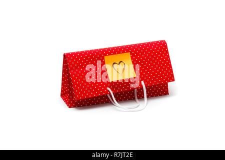 Borsa regalo con forma di cuore messaggio, scritto a mano. Red polka dot sacchetto di carta isolato su sfondo bianco. Foto Stock