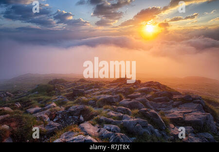Nebbia di montagna a sunrise di nuvole Foto Stock