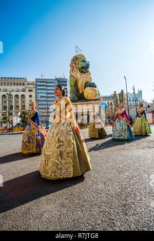 Fallas Festival. Parade. Falleras, donne in abito tradizionale. Valencia. Comunità Valenciana. Spagna. Patrimonio culturale immateriale dell'umanità. UNESCO Foto Stock