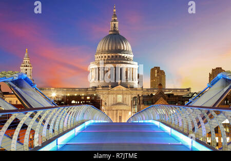 Millennium Bridge conduce a San Paolo cattedrale nel centro di Londra di notte Foto Stock