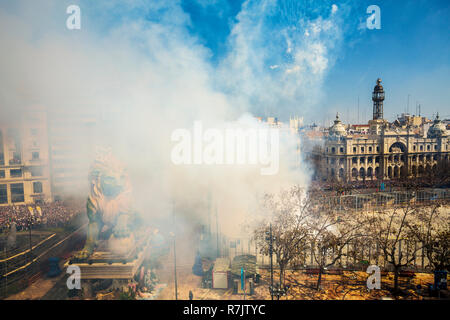 Fallas Festival. Parade. Falleras, donne in abito tradizionale. Valencia. Comunità Valenciana. Spagna. Patrimonio culturale immateriale dell'umanità. UNESCO Foto Stock