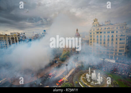 Fallas Festival. Parade. Falleras, donne in abito tradizionale. Valencia. Comunità Valenciana. Spagna. Patrimonio culturale immateriale dell'umanità. UNESCO Foto Stock