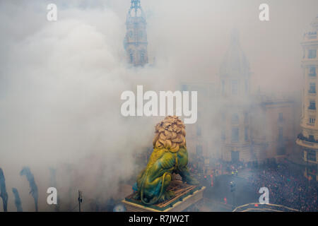 Fallas Festival. Parade. Falleras, donne in abito tradizionale. Valencia. Comunità Valenciana. Spagna. Patrimonio culturale immateriale dell'umanità. UNESCO Foto Stock