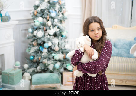 Grazioso fanciullo ragazza con xmas presente. La mattina prima di Natale Natale vacanza in famiglia felice anno nuovo. Shopping di Natale. in attesa di santa. L'inverno. Riempire il nostro Natale con gioia e allegria. Foto Stock