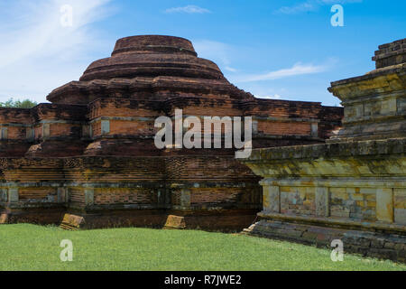 Presso le rovine del tempio di Muara Takus vicino a Pekanbaru, Indonesia. Il complesso è costituito da una serie di vecchi templi buddisti. Foto Stock