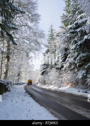 Consiglio delle Highland gritting camion sulla A831, Glen Urquhart, regione delle Highlands, Scozia Foto Stock