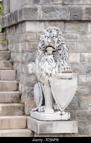 La scultura di un leone nella parte anteriore del castello Peleș, vicino a Sinaia, Contea di Prahova, Romania Foto Stock