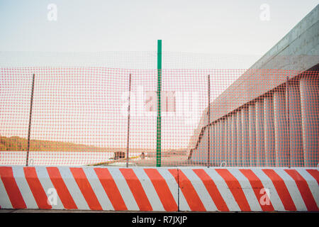 Rosso e bianco strada colorata barriera un vuoto su strada Strada chiusa Foto Stock