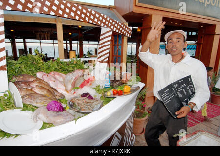 Pescivendolo fatto cenno in un ristorante di pesce, Dahab, Sinai, Egitto Foto Stock