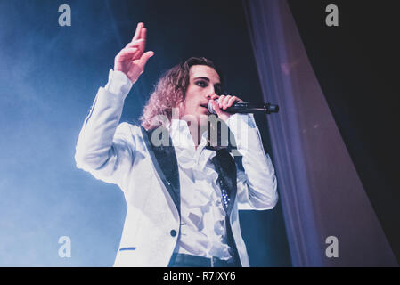 Venaria, Italia. 09Dec, 2018. Damiano David, cantante della rock band italiana Maneskin, esecuzione dal vivo sul palco per il loro tour 2018 presso il Teatro della Concordia a Venaria, vicino a Torino. Credito: Alessandro Bosio/Pacific Press/Alamy Live News Foto Stock