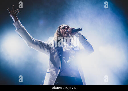 Venaria, Italia. 09Dec, 2018. Damiano David, cantante della rock band italiana Maneskin, esecuzione dal vivo sul palco per il loro tour 2018 presso il Teatro della Concordia a Venaria, vicino a Torino. Credito: Alessandro Bosio/Pacific Press/Alamy Live News Foto Stock