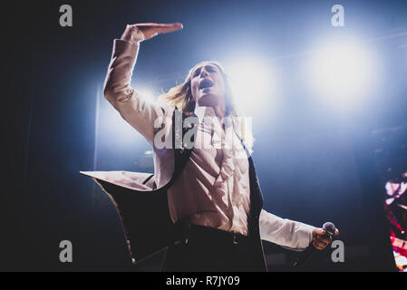 Venaria, Italia. 09Dec, 2018. Damiano David, cantante della rock band italiana Maneskin, esecuzione dal vivo sul palco per il loro tour 2018 presso il Teatro della Concordia a Venaria, vicino a Torino. Credito: Alessandro Bosio/Pacific Press/Alamy Live News Foto Stock