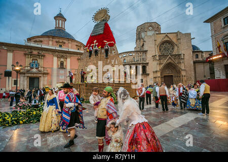 Fallas Festival. Parade offrendo fiori alla Vergine. Valencia. Comunità Valenciana. Spagna. Patrimonio culturale immateriale dell'umanità. UNESCO Foto Stock